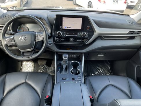 Used 2023 Toyota Highlander XLE FWD image 14