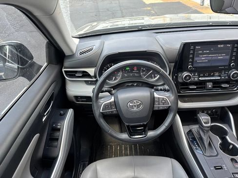 Used 2020 Toyota Highlander XLE FWD image 2