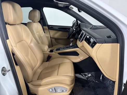 Certified 2018 Porsche Macan image 24