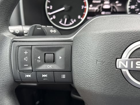 Used 2025 Nissan Rogue S FWD image 19