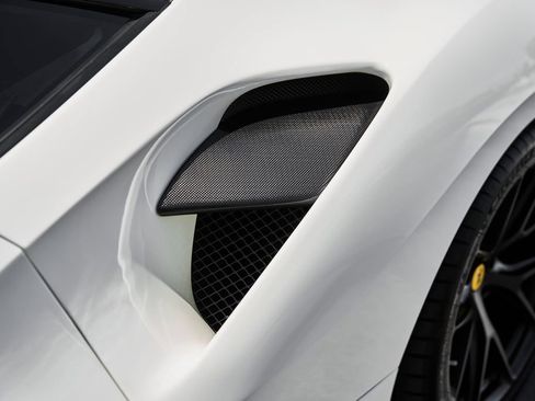 Used 2018 Ferrari 488 GTB RWD image 9