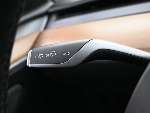 Used 2024 Tesla Model Y 2WD image 9
