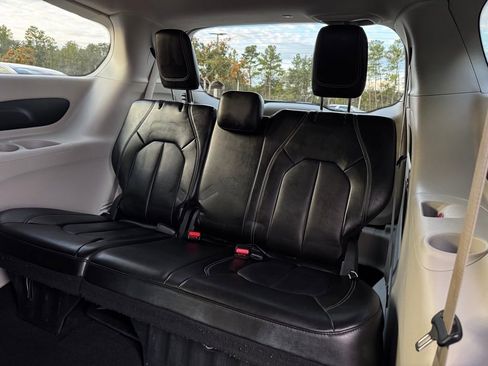 Used 2024 Chrysler Pacifica Touring-L image 18
