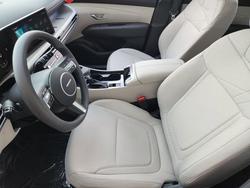 Certified 2025 Hyundai Tucson SE image 8