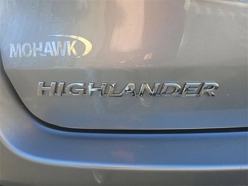 Used 2019 Toyota Highlander SE image 32