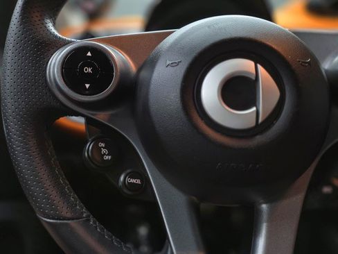 Used 2016 smart fortwo passion RWD image 16