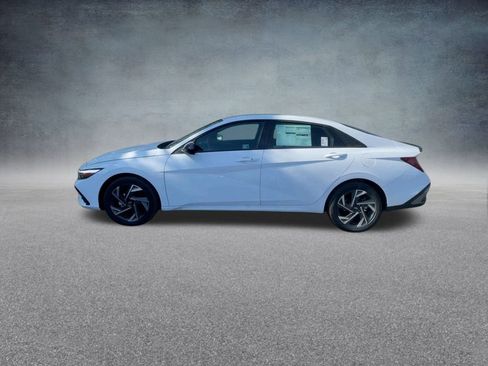 Used 2025 Hyundai Elantra SEL image 13
