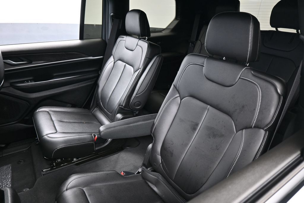 Used 2025 Jeep Grand Cherokee L Limited w/ Black Appearance Package AWD/4WD image 42