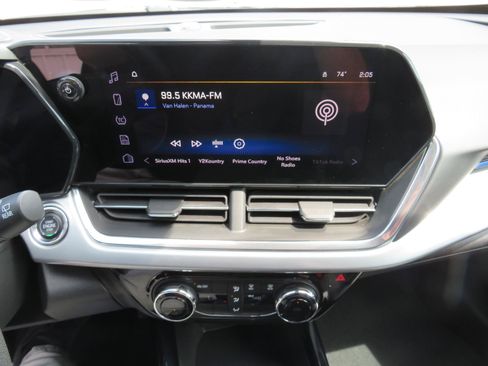 Used 2025 Chevrolet Trax LT FWD image 5