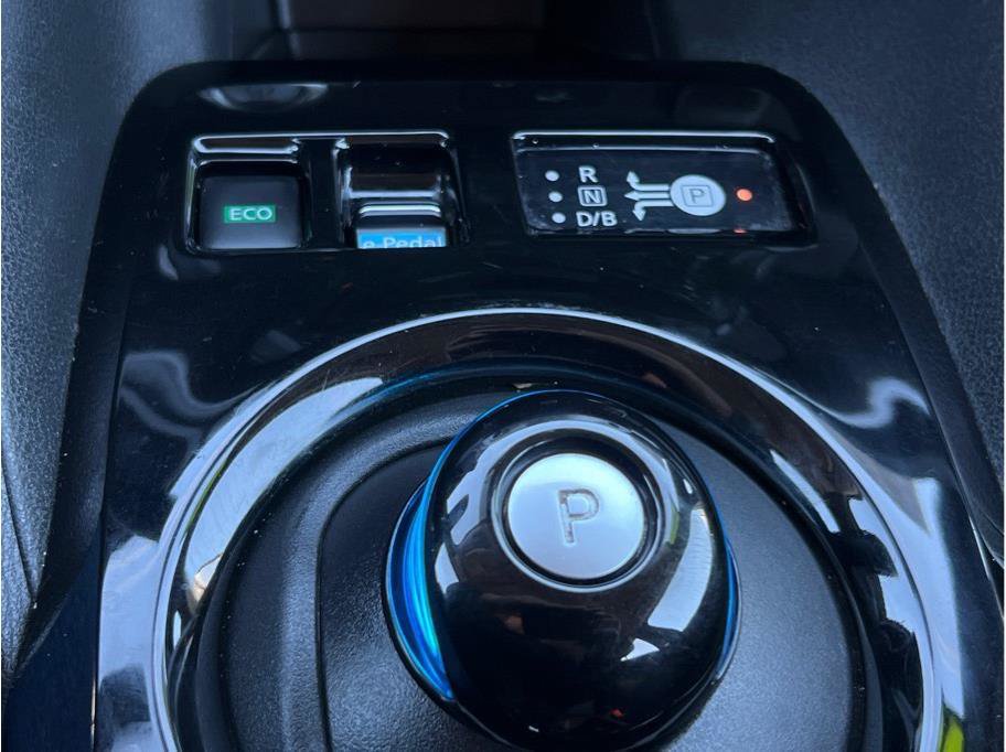 Used 2018 Nissan Leaf SV w/ SV Technology Package FWD image 16