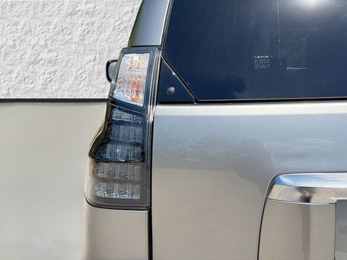 Used 2023 Lexus GX 460 Premium w/ Accessory Package AWD/4WD image 10
