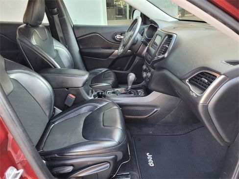 Certified 2019 Jeep Cherokee Latitude Plus w/ Comfort/Convenience Group image 15