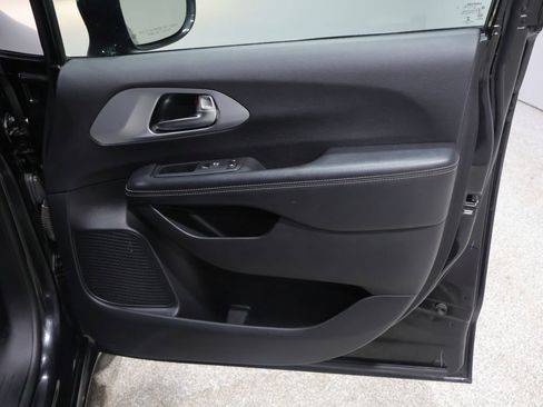 Used 2019 Chrysler Pacifica Touring Plus w/ S Appearance Package image 24