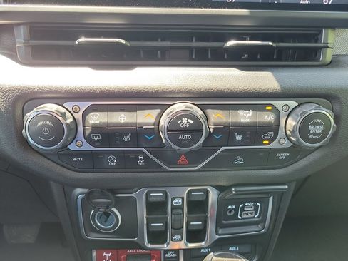 Used 2024 Jeep Wrangler Unlimited Sport AWD/4WD image 40