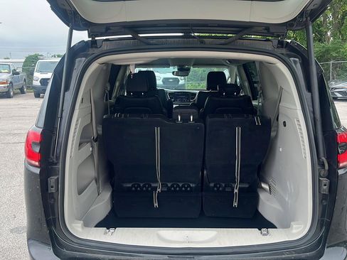 Used 2023 Chrysler Pacifica Touring-L FWD image 6