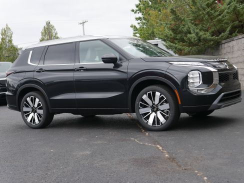 New 2025 Mitsubishi Outlander AWD image 9