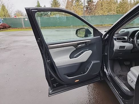 Used 2021 Toyota Highlander Platinum image 46