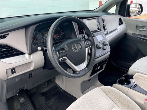 Used 2017 Toyota Sienna LE image 18