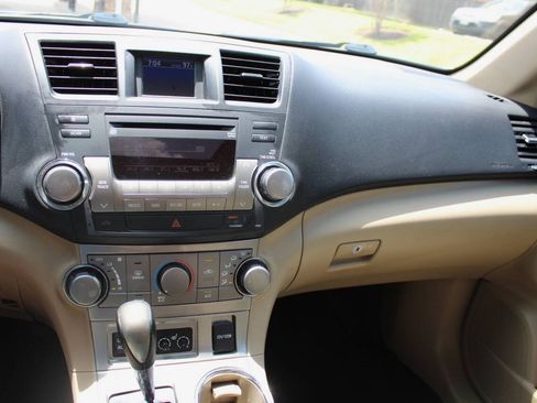 Used 2012 Toyota Highlander SE FWD image 9