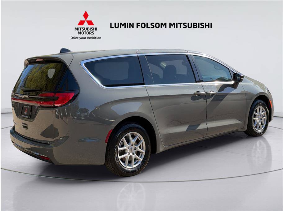 Used 2025 Chrysler Pacifica Select FWD image 5