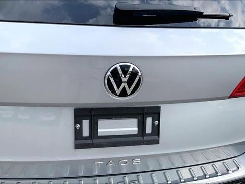Used 2023 Volkswagen Taos SE w/ Panoramic Sunroof Package image 31
