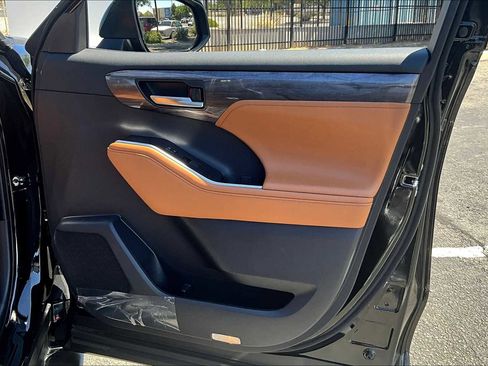 Used 2025 Toyota Highlander Platinum image 22