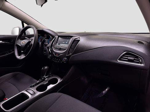 Used 2017 Chevrolet Cruze LT w/ Convenience Package image 9