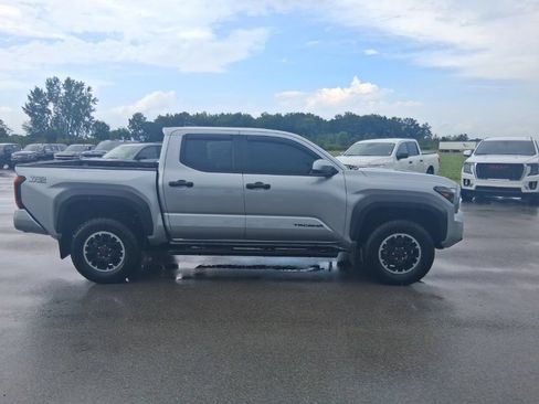 Used 2025 Toyota Tacoma TRD Off-Road AWD/4WD image 5