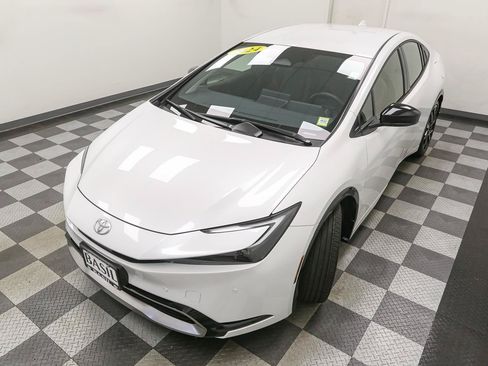 Used 2024 Toyota Prius Prime FWD image 6
