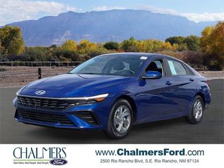Used 2024 Hyundai Elantra SE image 1