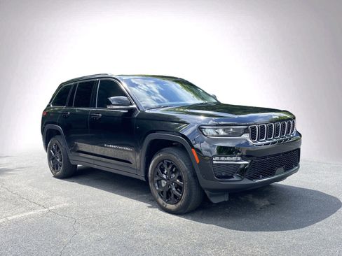 Used 2023 Jeep Grand Cherokee Limited w/ Luxury Tech Group II AWD/4WD image 2