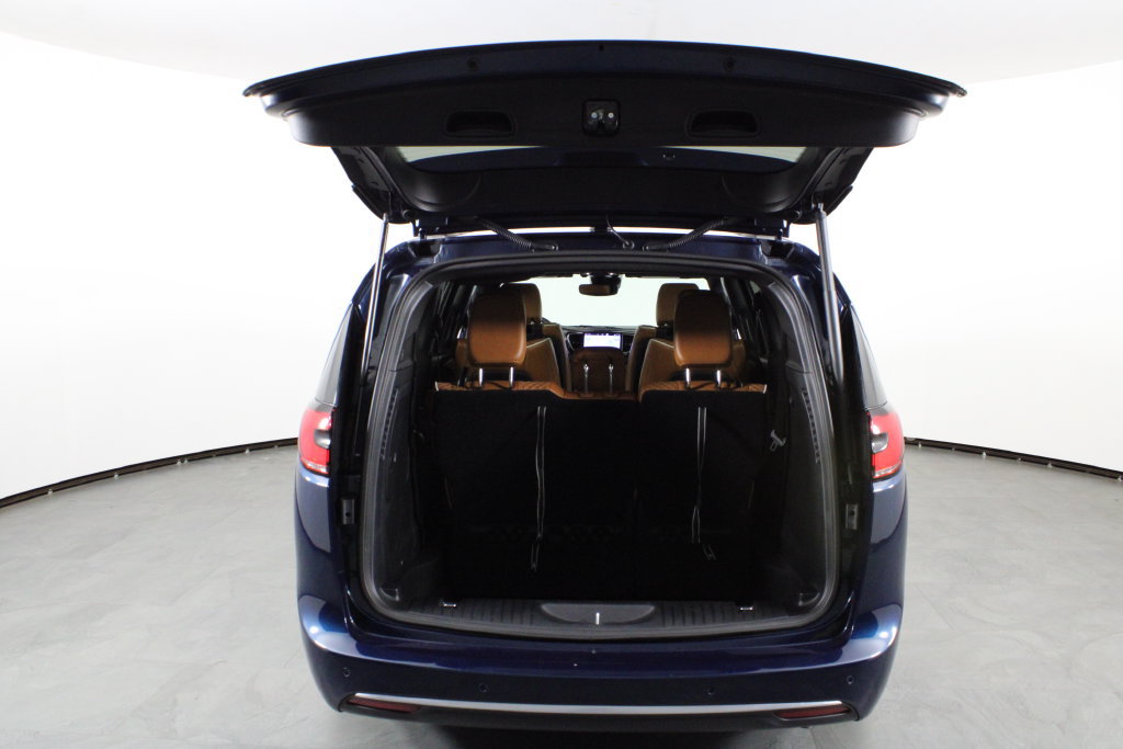 Used 2025 Chrysler Pacifica Pinnacle FWD image 15