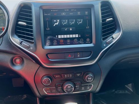 Used 2022 Jeep Cherokee Latitude Lux w/ Mopar Interior Package AWD/4WD image 15