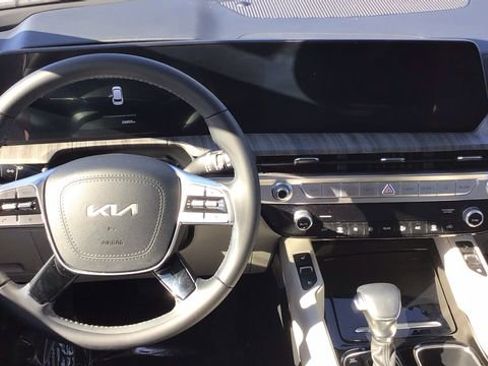 Used 2024 Kia Telluride EX w/ EX Captain's Chair Package image 11