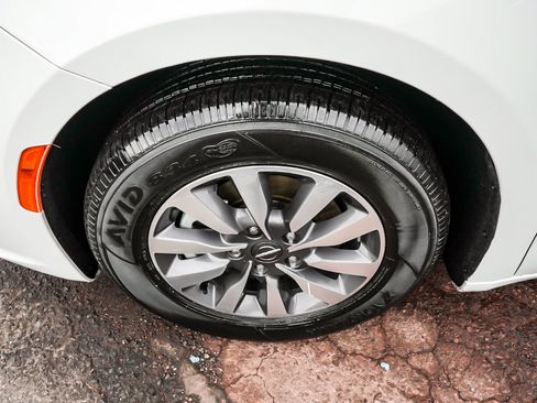 Used 2024 Chrysler Pacifica Limited FWD image 10