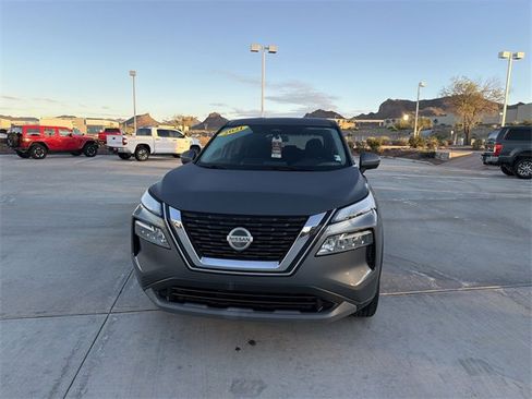 Used 2021 Nissan Rogue SV image 2