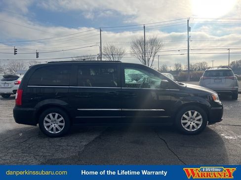 Used 2016 Chrysler Town & Country Touring image 6