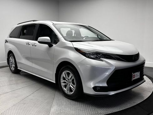 Used 2026 Toyota Sienna XLE FWD image 47