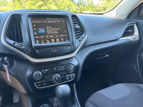 Used 2017 Jeep Cherokee Latitude AWD/4WD image 15