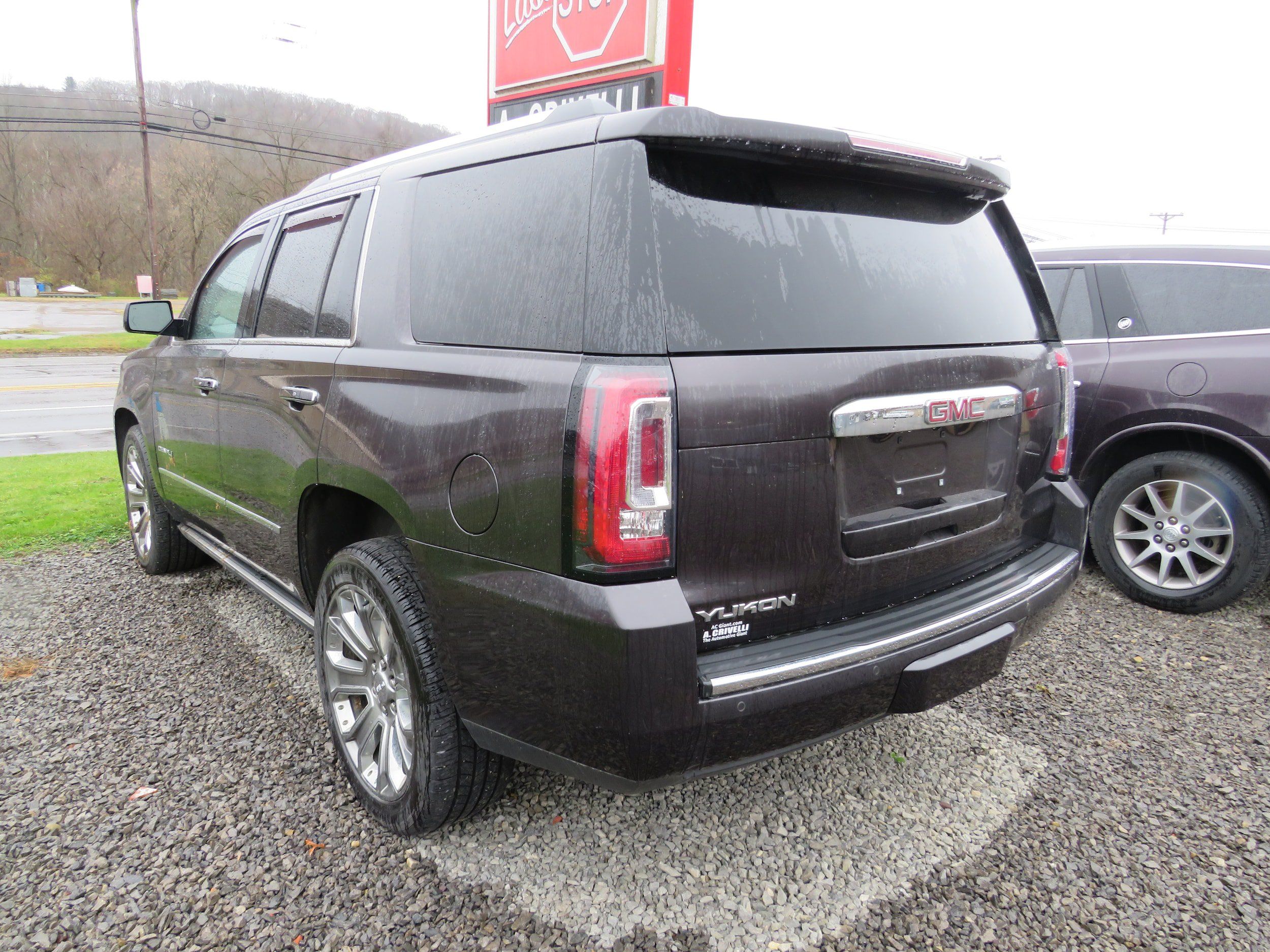 Used 2015 GMC Yukon Denali w/ Premium Package AWD/4WD image 3