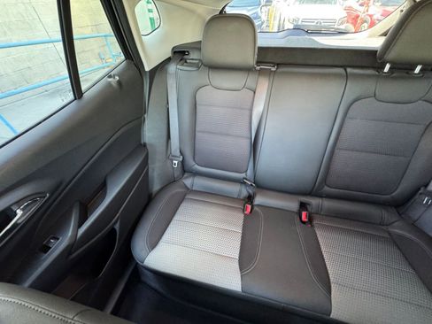 Used 2025 Chevrolet Trax LT FWD image 39