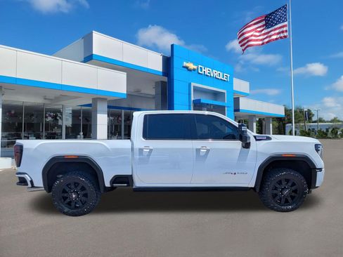 Used 2024 GMC Sierra 2500 AT4 w/ AT4 Premium Plus Package AWD/4WD image 2