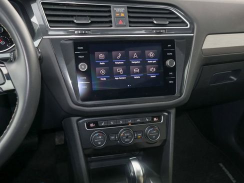 Used 2021 Volkswagen Tiguan SE w/ Panoramic Sunroof Package image 18