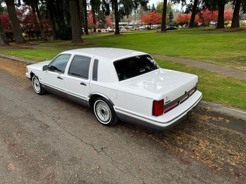 Used 1996 Lincoln Town Car Signature image 3