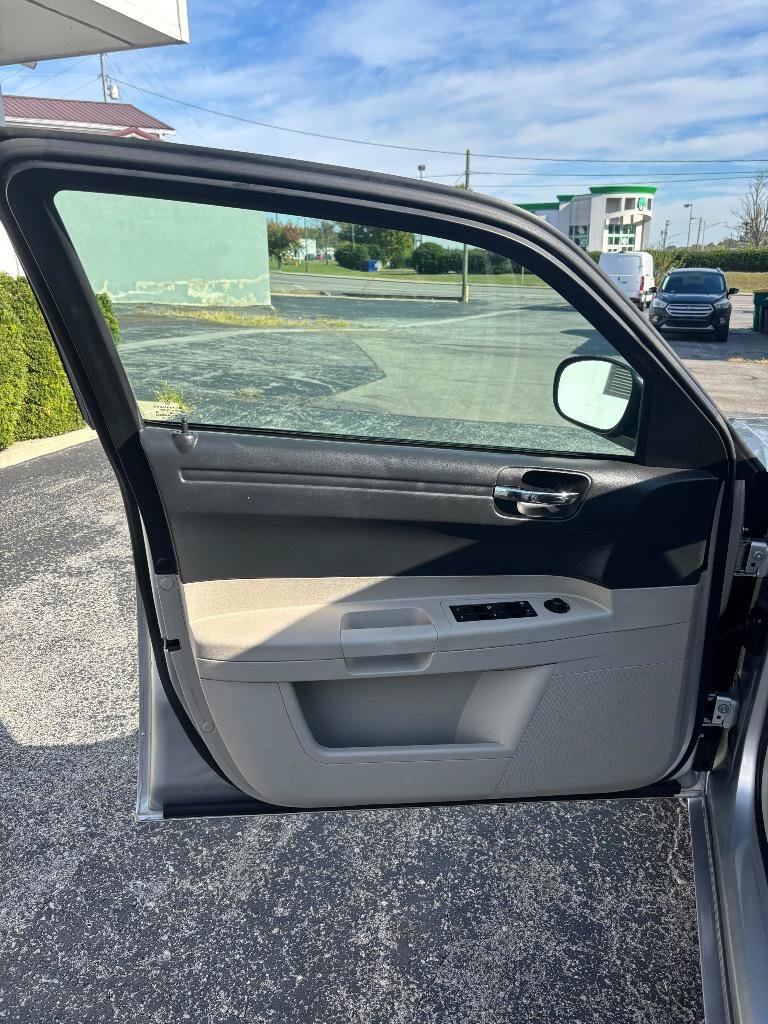 Used 2006 Chrysler 300 RWD image 11