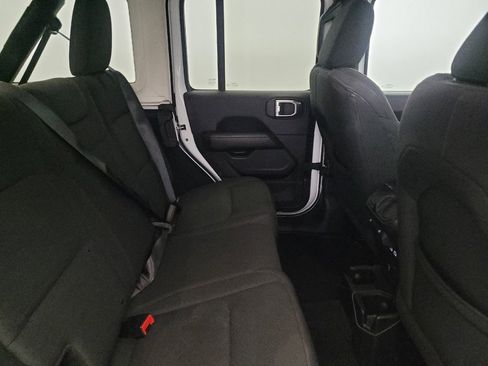 Used 2018 Jeep Wrangler Unlimited Sahara w/ Cold Weather Group image 19