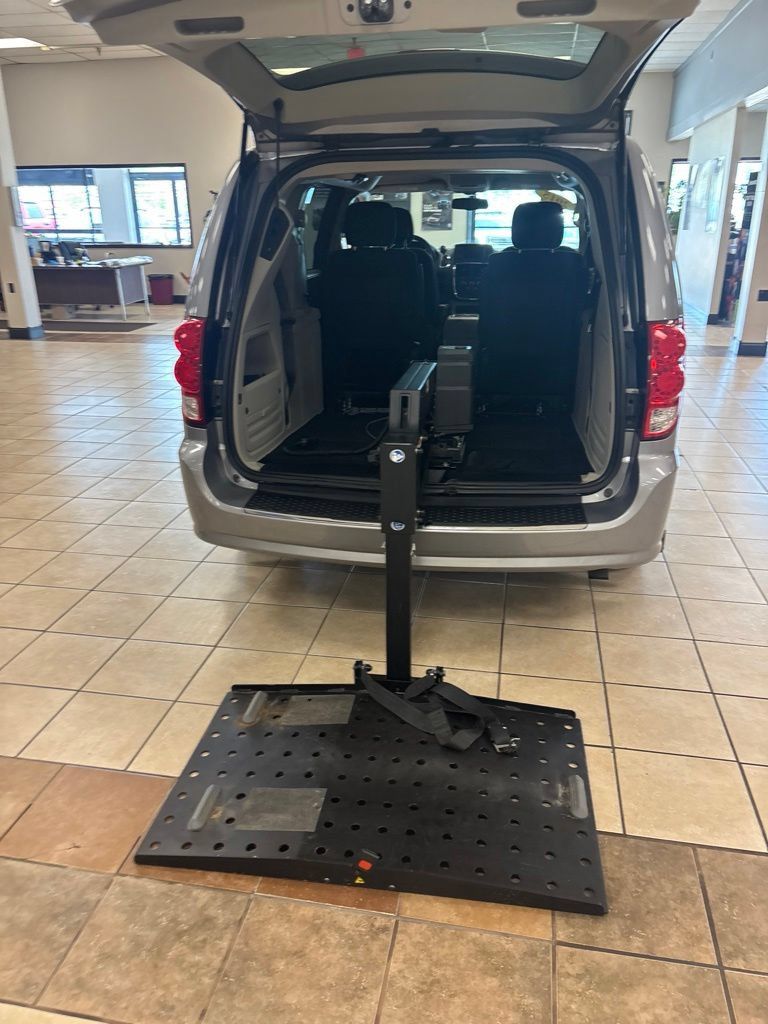 Used 2015 Dodge Grand Caravan SXT w/ UConnect Hands-Free Group FWD image 26
