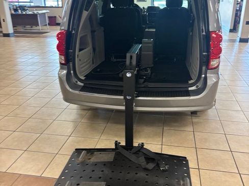 Used 2015 Dodge Grand Caravan SXT w/ UConnect Hands-Free Group FWD image 26