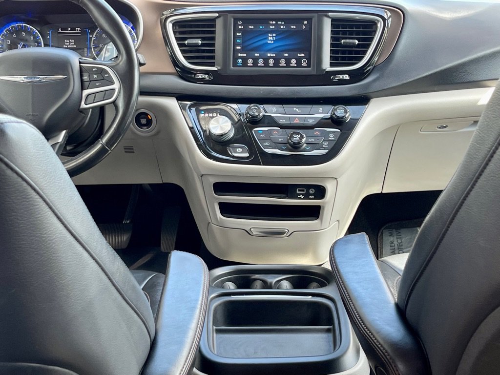 Used 2018 Chrysler Pacifica Touring-L FWD image 14