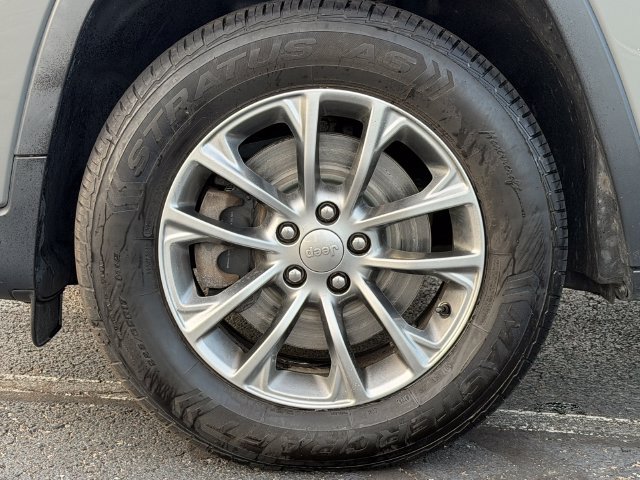 Used 2020 Jeep Cherokee Latitude Plus w/ Cold Weather Group AWD/4WD image 11